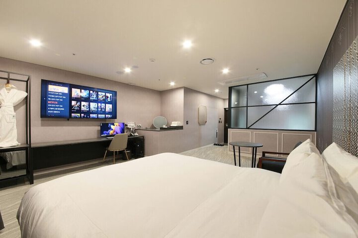 Room 33 of 140