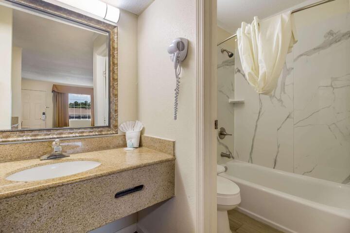 1 King Bed Efficiency (8 of 11)