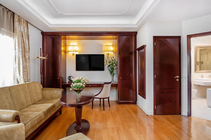 Room 8 of 60