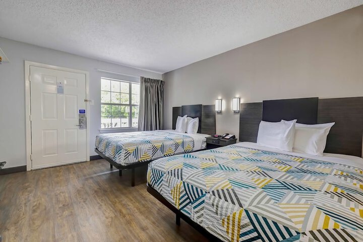 1 Queen Bed (14 of 16)