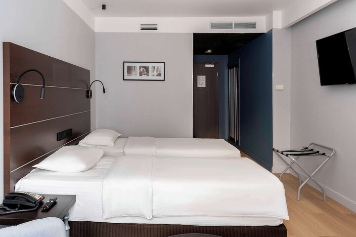 Room 37 of 182