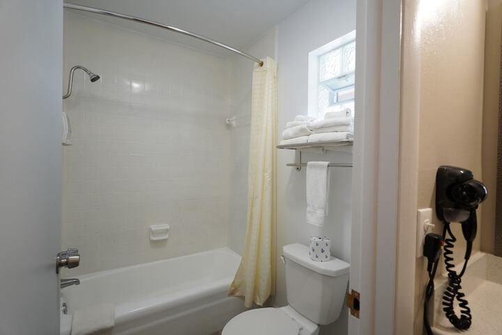 2 Queen Beds Ground Floor (2 of 9)