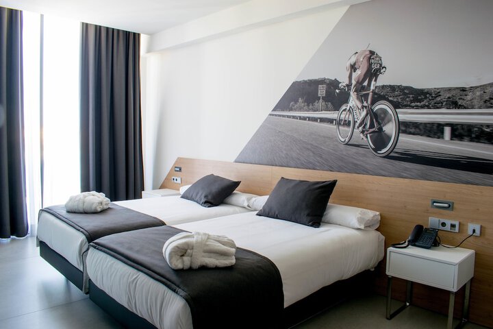 Room 5 of 93