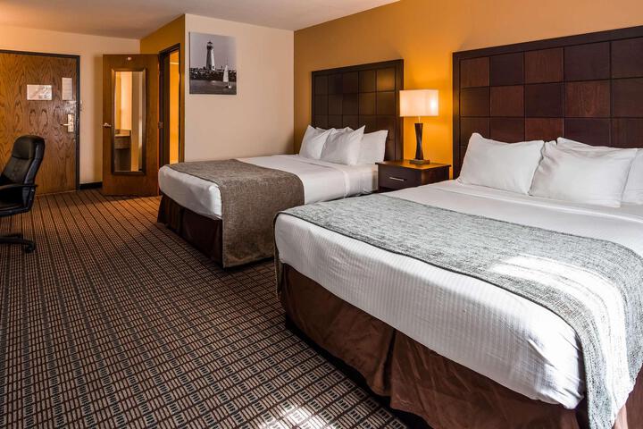 2 Queen Beds Flat Screen Television High Speed Internet Accessible Microwave and Refrigerator, Coffee Maker Full Breakfast (5 of 9)