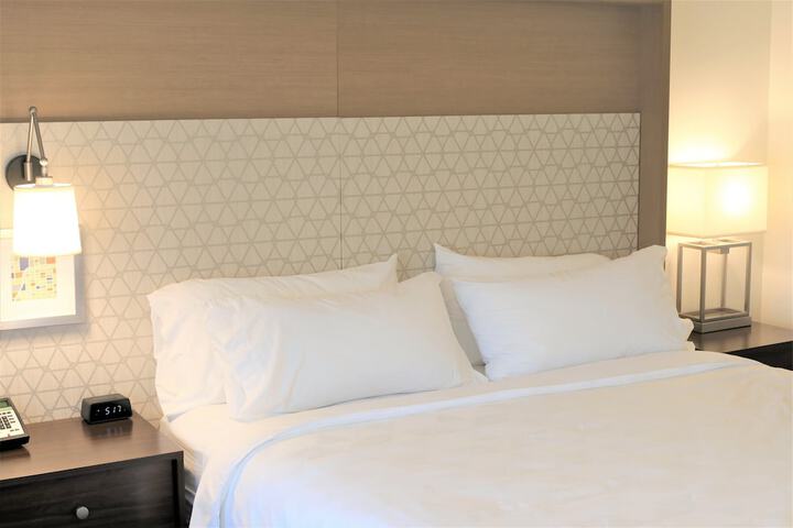 1 King Bed (14 of 14)