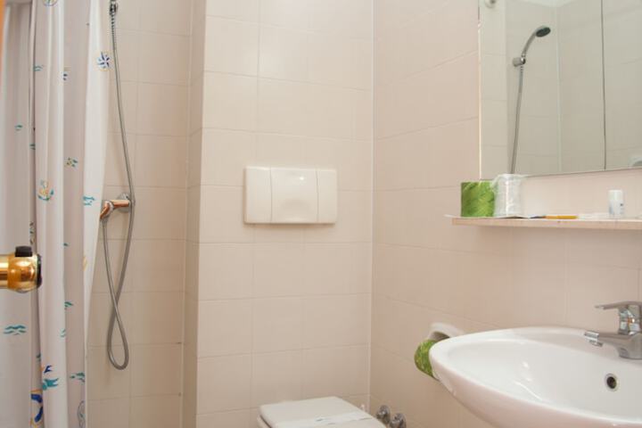 Room 30 of 46