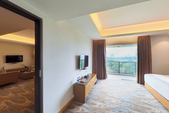 Room 14 of 102