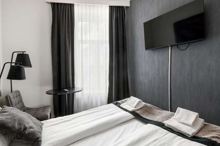 Room 33 of 64