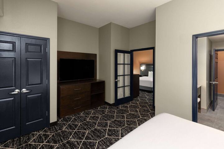1 King Bed Deluxe Mobility Accessible (11 of 15)
