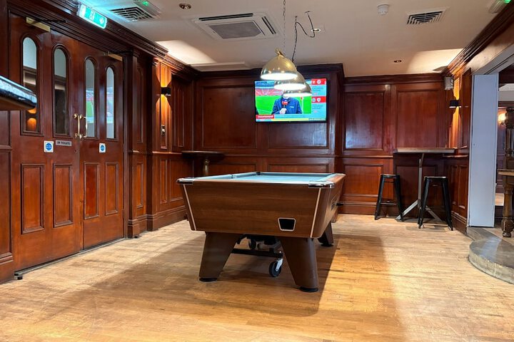 Lounge 76 of 89