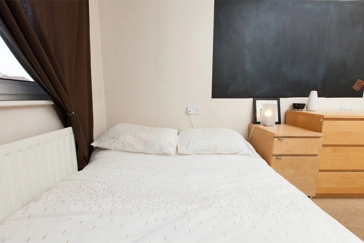 Room 12 of 16