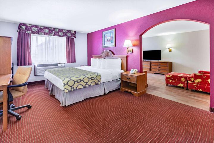 1 King Bed (3 of 10)