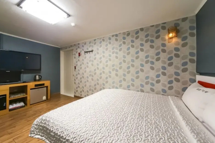 Room 6 of 16