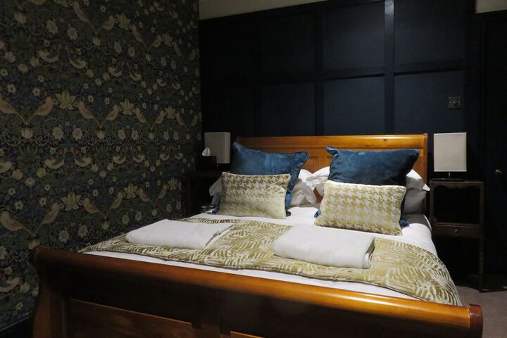 Room 4 of 32