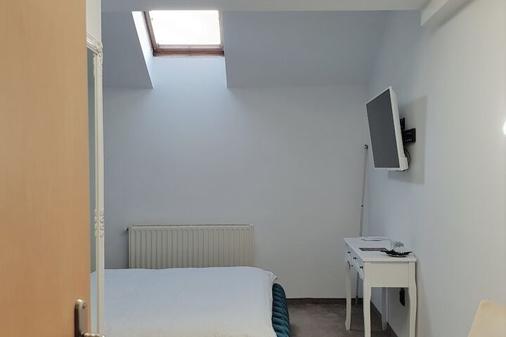 Room 6 of 112