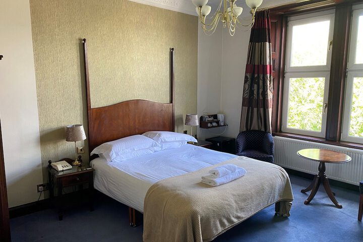Room 10 of 28