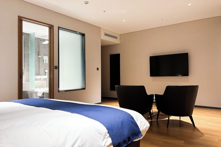 Room 5 of 100