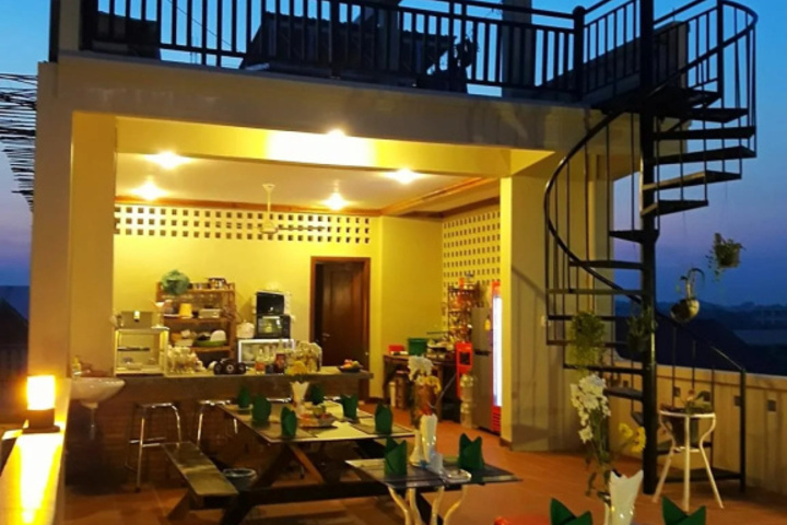 Dining 13 of 16