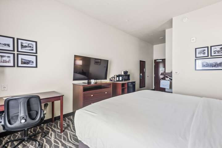 1 King Bed Accessible (2 of 30)