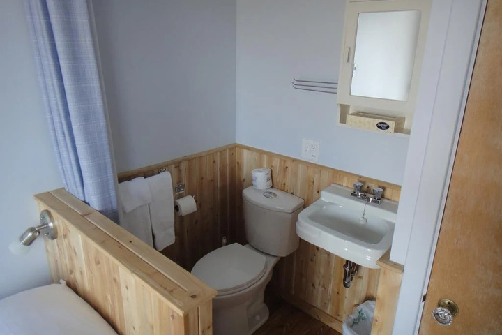 Room 6 of 12