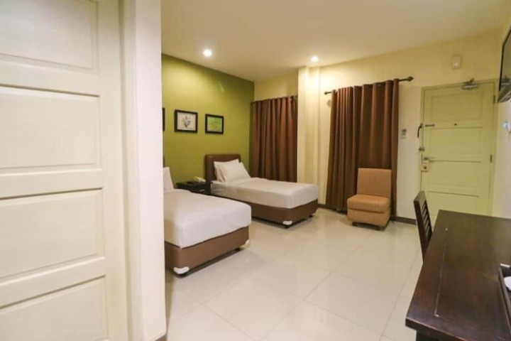 Room 6 of 33