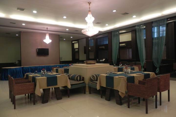 Ballroom/Hall 27 of 31