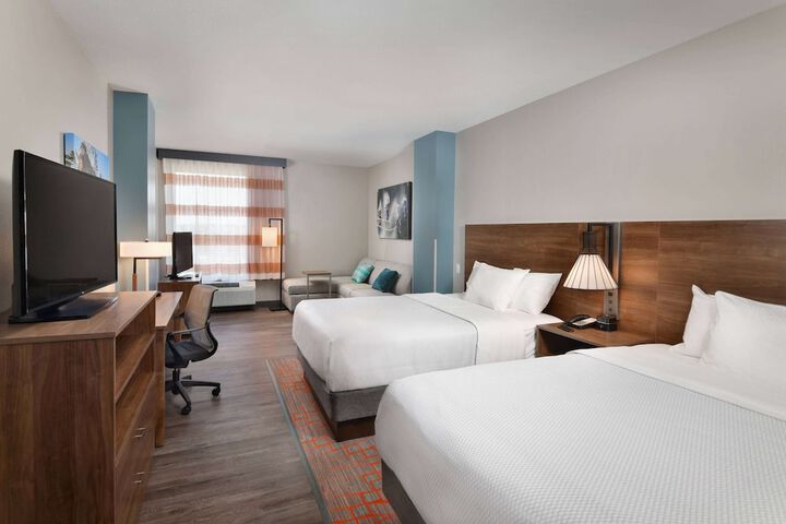 2 Queen Beds (8 of 10)