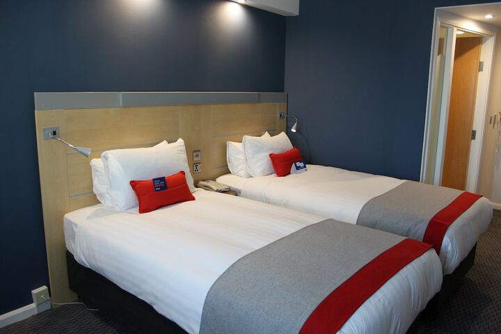 Room 10 of 27