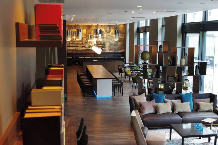 Lounge 35 of 40