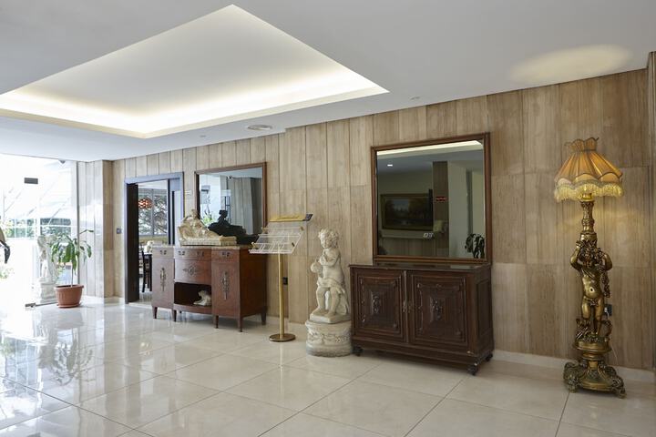 Entrance & Lobby