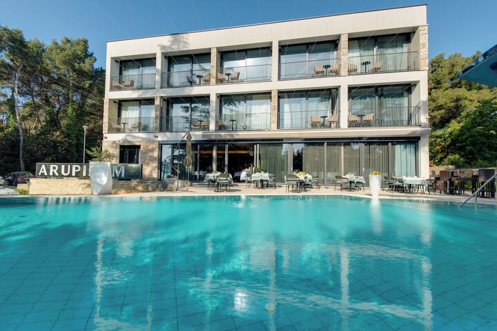 Hotel Pool