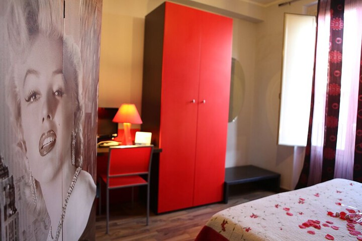 Room 9 of 28