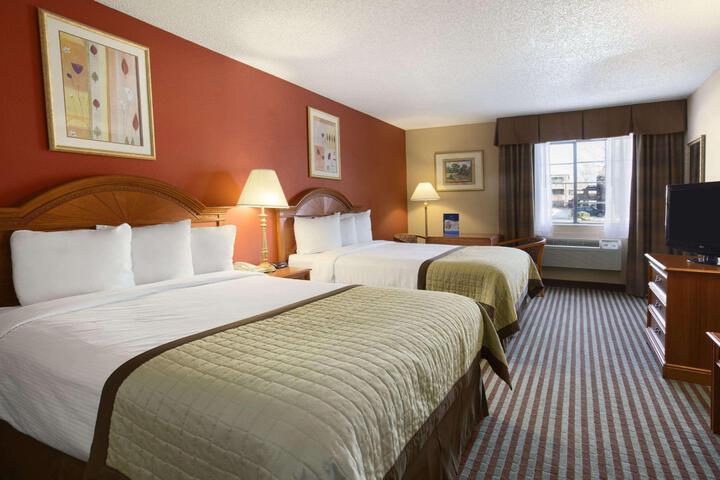2 Queen Beds (1 of 5)