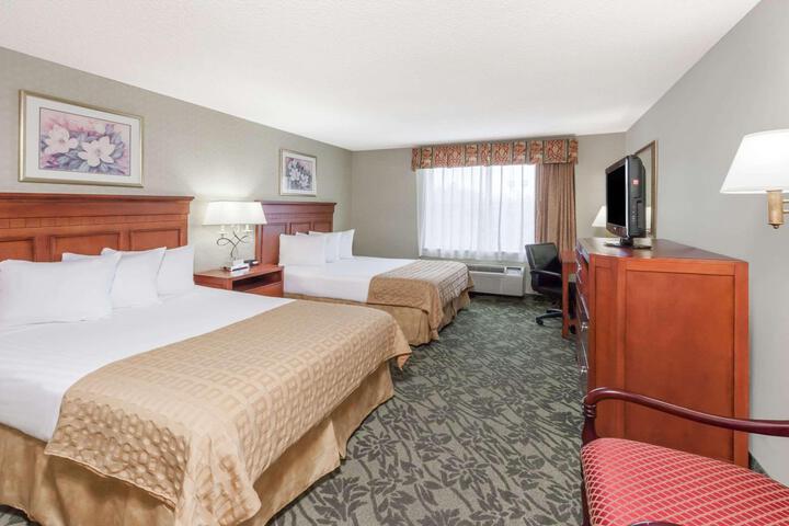 1 King Bed (1 of 15)