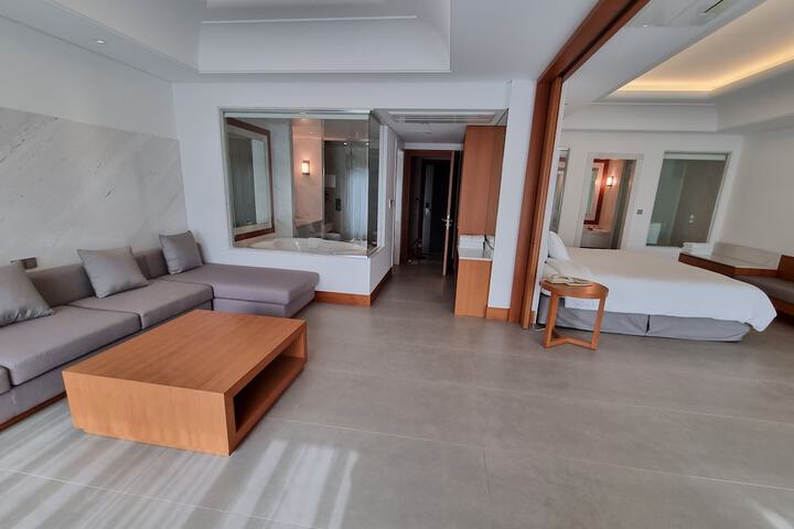 Room 18 of 100