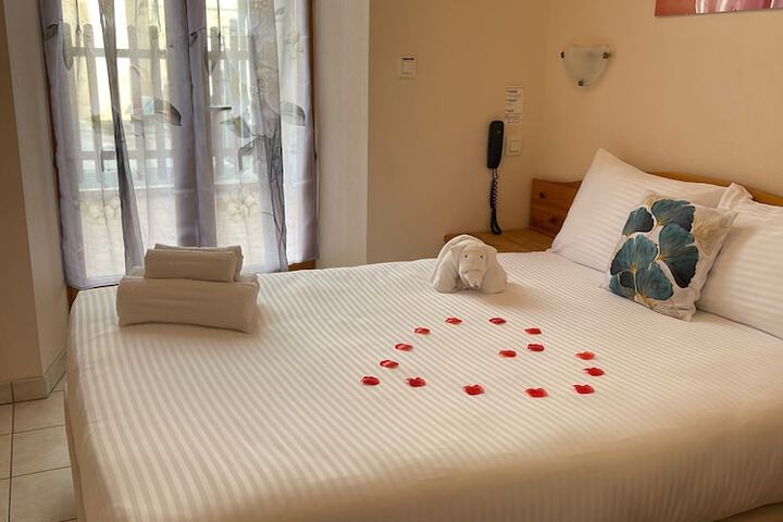 Room 2 of 28
