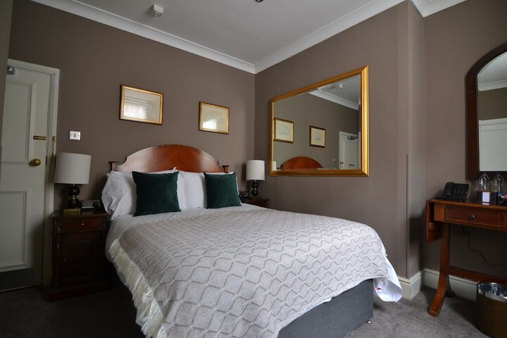 Room 3 of 43