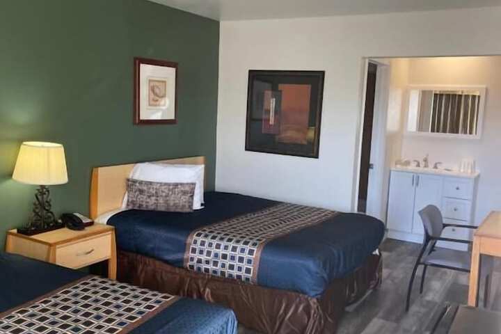 1 Queen Bed (2 of 7)