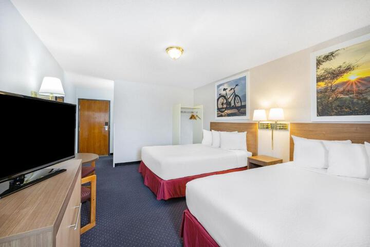 2 Queen Beds (1 of 8)