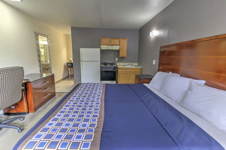 Renovated Standard King Bed (4 of 21)