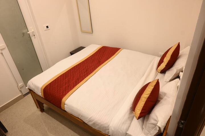 Room 5 of 9