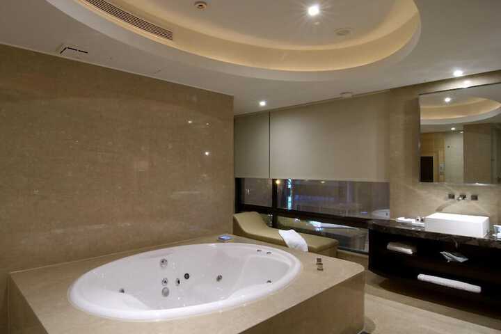 Jetted tub