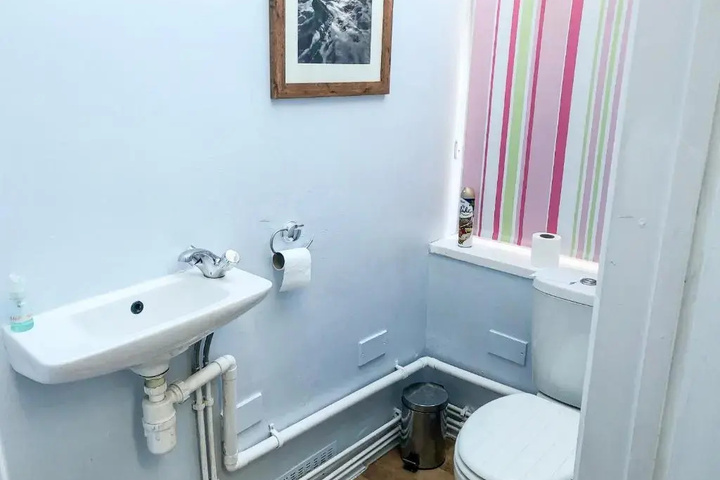 Room 6 of 16