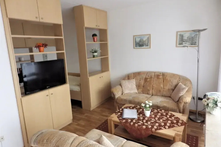 Room 6 of 17