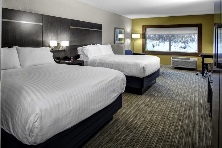 1 Queen Bed (6 of 7)