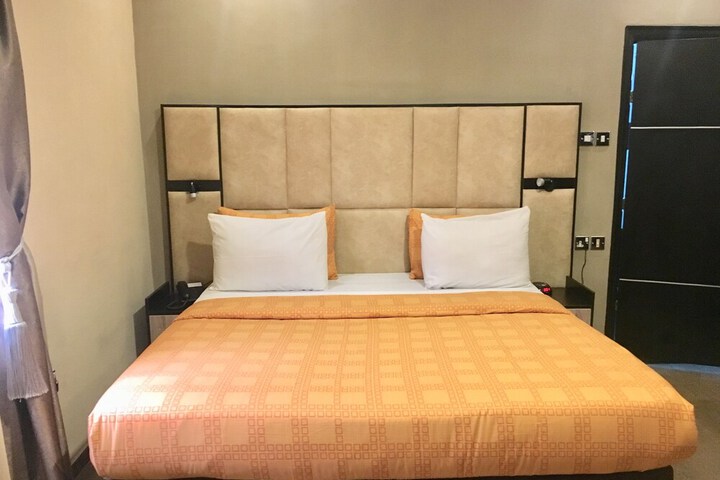 Room 9 of 17