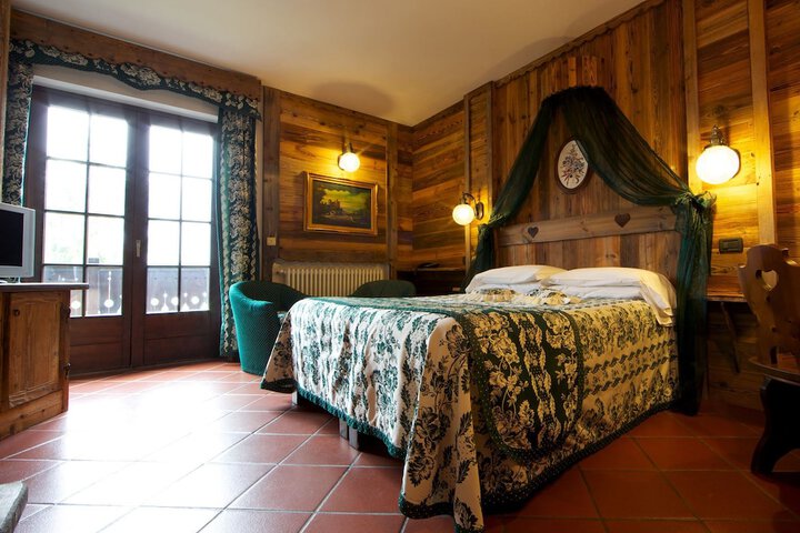 Room 4 of 25