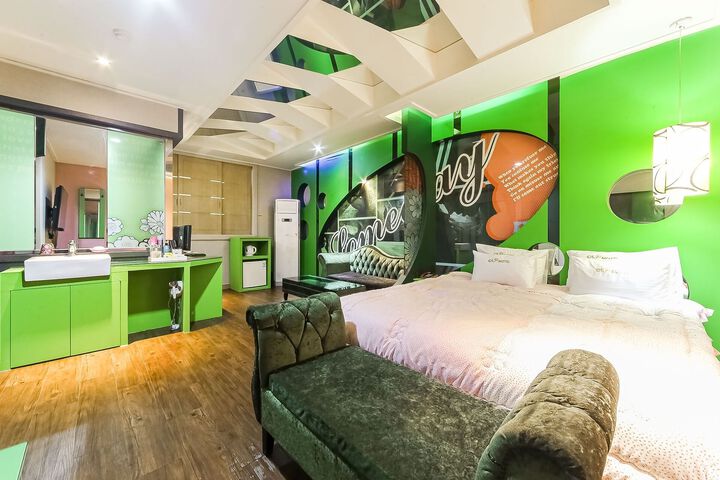 Room 136 of 156