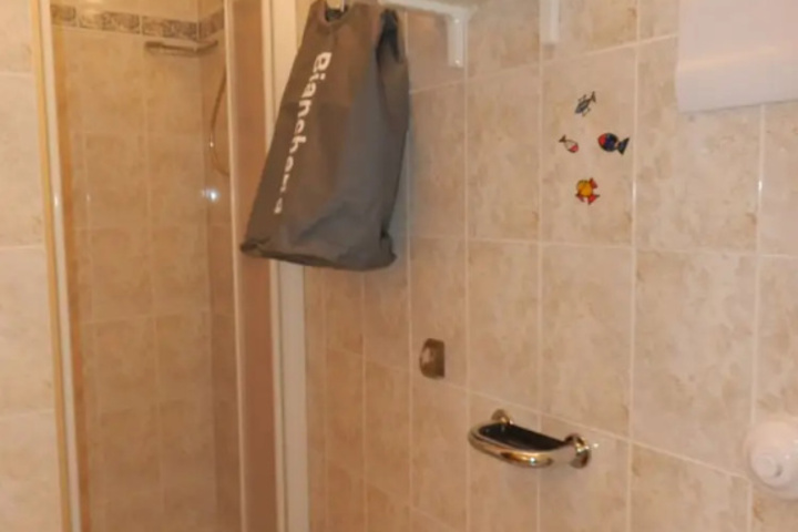 Room 9 of 21