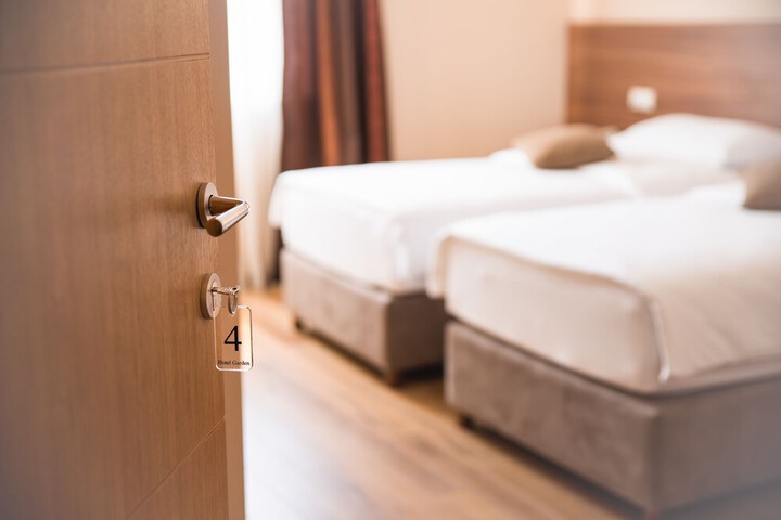 Room 4 of 10
